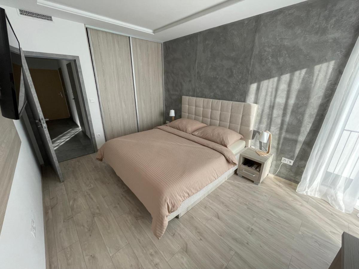 Greenbay Apartment With Free Parking Trencin Bagian luar foto