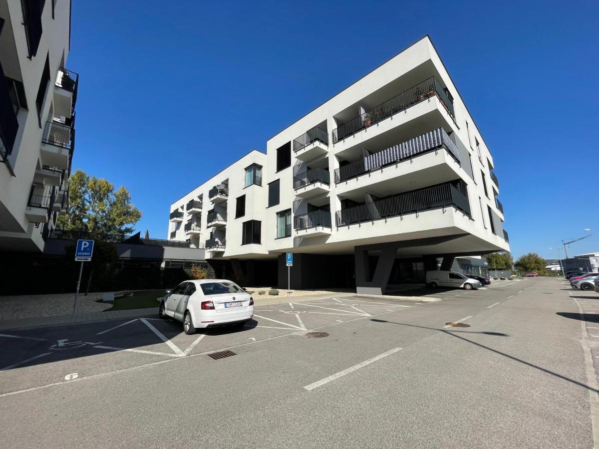 Greenbay Apartment With Free Parking Trencin Bagian luar foto
