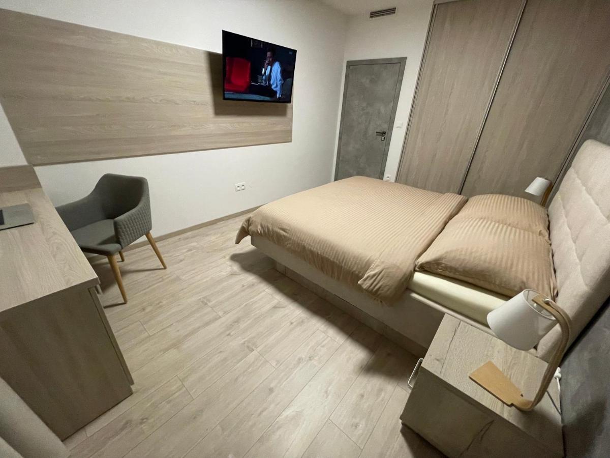 Greenbay Apartment With Free Parking Trencin Bagian luar foto